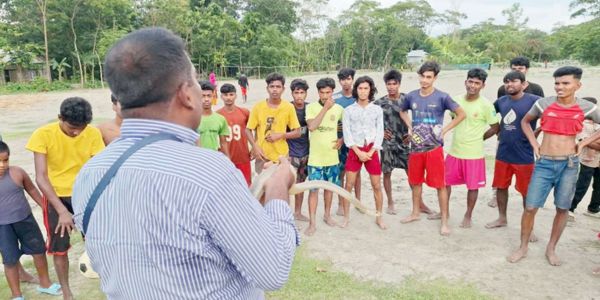 বেতাগীতে বসতঘরে ঢোকা বিশাল দাঁড়াশ সাপ উদ্ধার, সচেতন করলেন কৃষি কর্মকর্তা